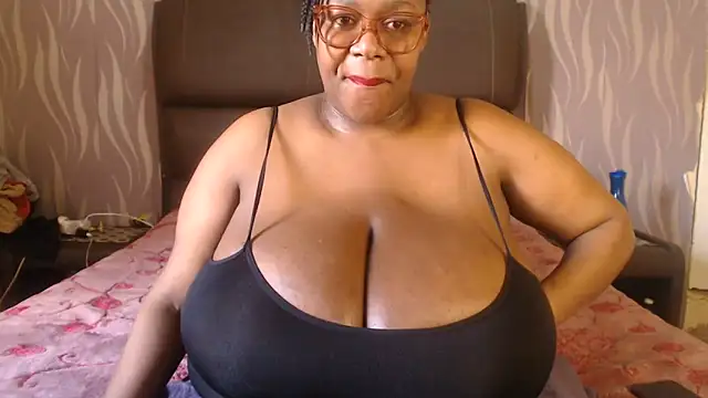 Snapshot of BoobsQueen46K chatting on June 30, 2026, 10:05 am BoobsQueen46K online show from June 30, 2026, 10:05 am