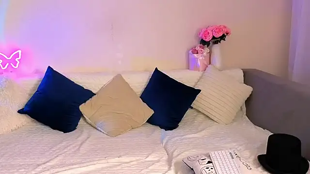 Snapshot of Bella_Hillss chatting on November 6, 2025, 7:48 pm Bella Hillss online show from November 6, 2025, 7:48 pm