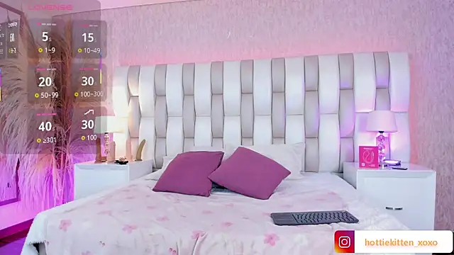 Viollet xoxo online show from February 17, 2026, 8:04 pm