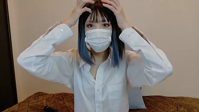 sarina at online show from December 2, 2025, 9:25 am