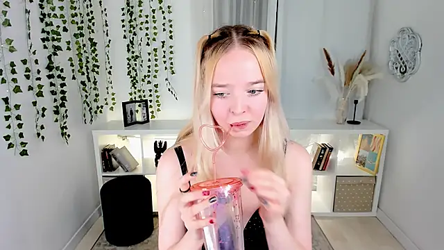 BellaMontgomery online show from November 2, 2025, 9:39 pm