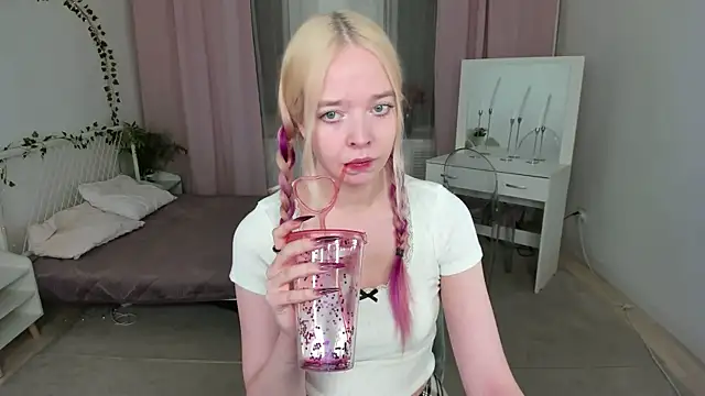 Snapshot of BellaMontgomery chatting on January 15, 2026, 4:22 pm BellaMontgomery online show from January 15, 2026, 4:22 pm