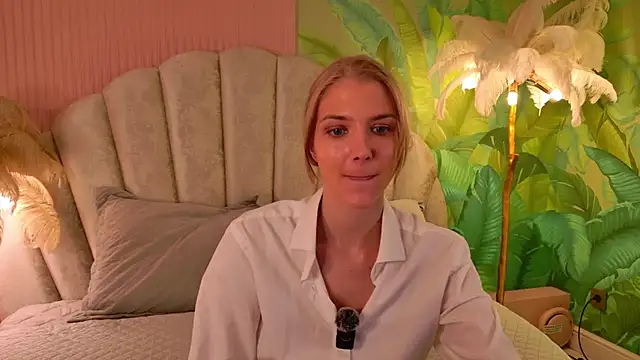 Snapshot of 4example_Chloe chatting on June 15, 2026, 5:31 am 4example Chloe online show from June 15, 2026, 5:31 am