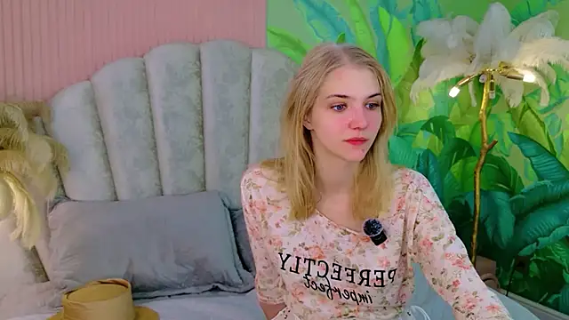 Snapshot of 4example_Chloe chatting on June 28, 2026, 5:35 am 4example Chloe online show from June 28, 2026, 5:35 am