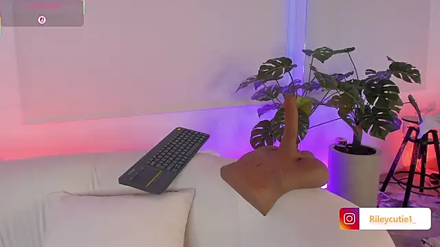 Snapshot of Cutie_Riley chatting on December 2, 2025, 4:51 am Cutie Riley online show from December 2, 2025, 4:51 am