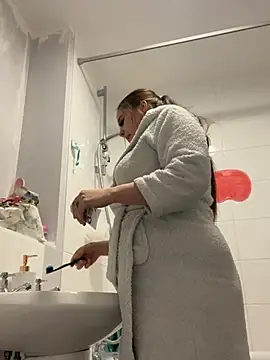 LollyLove  online show from April 3, 2026, 8:07 pm