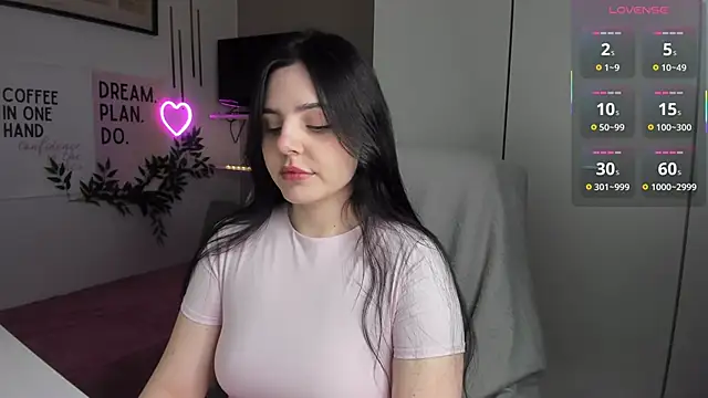 LiaWoow online show from November 21, 2025, 2:27 pm