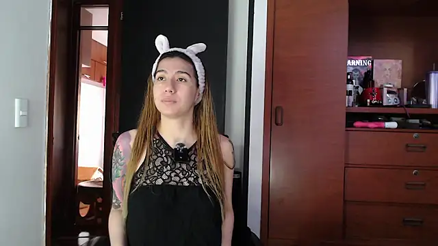 karlamoon23 online show from September 24, 2025, 8:56 pm