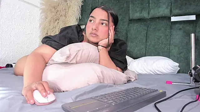 Chloe jackson25 online show from June 13, 2026, 7:23 pm