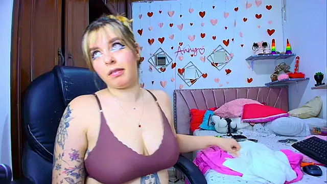 Anny Hurtado online show from November 17, 2025, 5:24 am