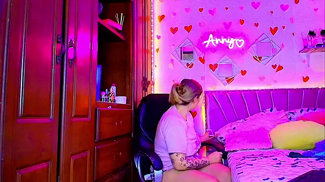 Anny Hurtado online show from December 16, 2025, 6:29 am