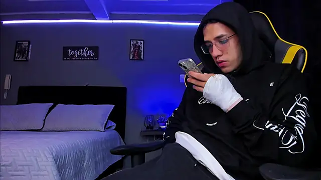 alexgiraldo   online show from November 24, 2025, 7:19 am