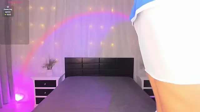 Snapshot of Evolet_Bee chatting on December 17, 2025, 11:38 am Evolet Bee online show from December 17, 2025, 11:38 am