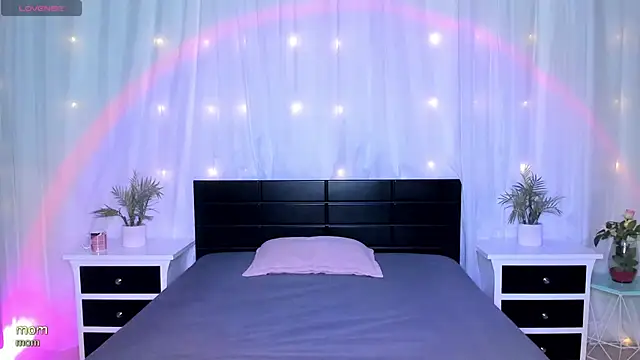 Snapshot of Evolet_Bee chatting on February 21, 2026, 12:39 pm Evolet Bee online show from February 21, 2026, 12:39 pm