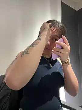 Alyha Cortes online show from November 26, 2025, 1:12 pm