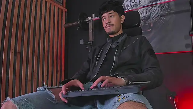 DimitriDeluxe online show from November 12, 2025, 7:46 pm