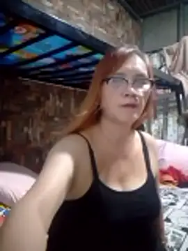 Snapshot of SexyHottMom chatting on April 23, 2026, 11:09 am SexyHottMom online show from April 23, 2026, 11:09 am