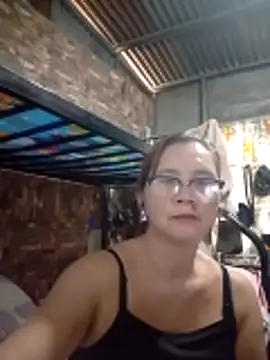Snapshot of SexyHottMom chatting on April 24, 2026, 12:35 am SexyHottMom online show from April 24, 2026, 12:35 am