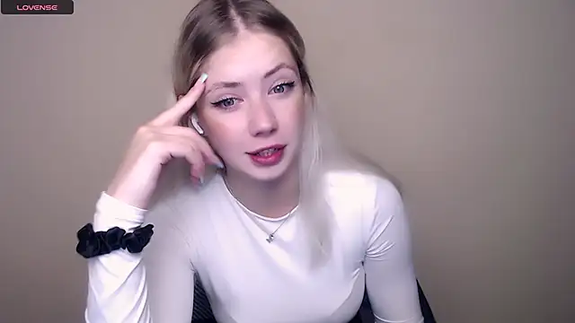 Snapshot of AliceHotty_ chatting on September 12, 2025, 6:24 am AliceHotty online show from September 12, 2025, 6:24 am