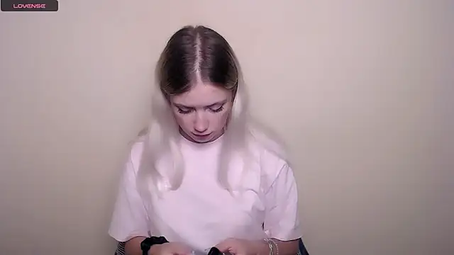 Snapshot of AliceHotty_ chatting on September 13, 2025, 6:13 am AliceHotty online show from September 13, 2025, 6:13 am