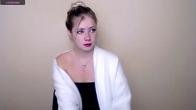 Snapshot of AliceHotty_ chatting on September 18, 2025, 7:43 am AliceHotty online show from September 18, 2025, 7:43 am