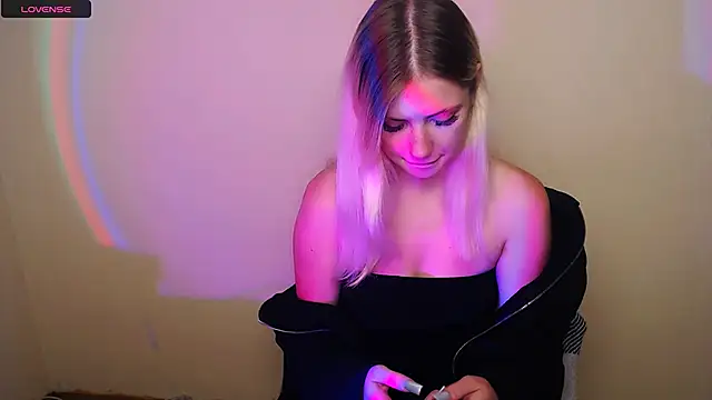 Snapshot of AliceHotty_ chatting on October 13, 2025, 10:15 am AliceHotty online show from October 13, 2025, 10:15 am