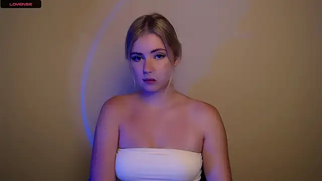 Snapshot of AliceHotty_ chatting on October 28, 2025, 1:58 pm AliceHotty online show from October 28, 2025, 1:58 pm