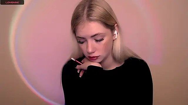 Snapshot of AliceHotty_ chatting on November 14, 2025, 8:02 am AliceHotty online show from November 14, 2025, 8:02 am