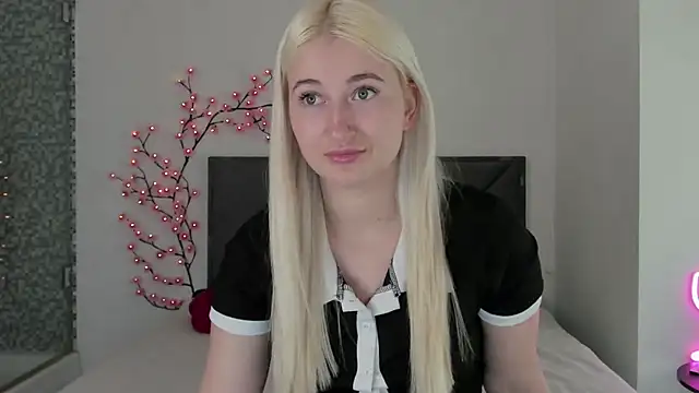 HollyTailors online show from March 22, 2026, 1:25 pm