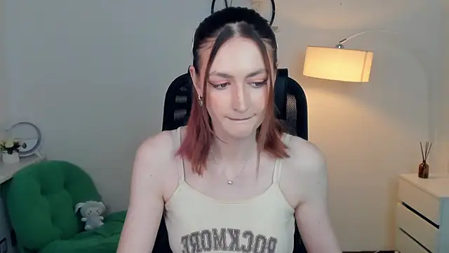 Snapshot of EasterBlink chatting on November 13, 2025, 12:15 pm EasterBlink online show from November 13, 2025, 12:15 pm