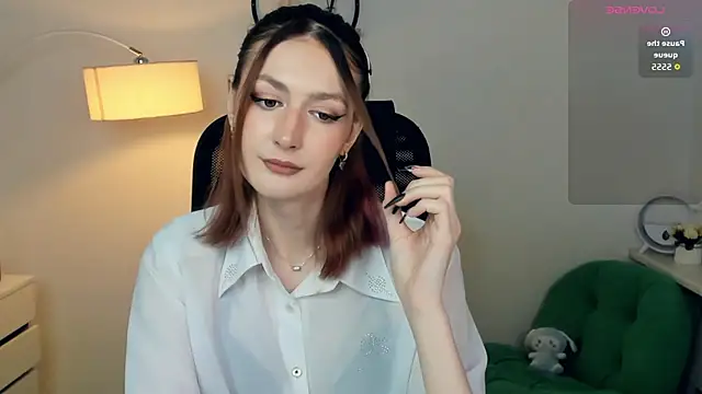 Snapshot of EasterBlink chatting on November 15, 2025, 11:40 am EasterBlink online show from November 15, 2025, 11:40 am