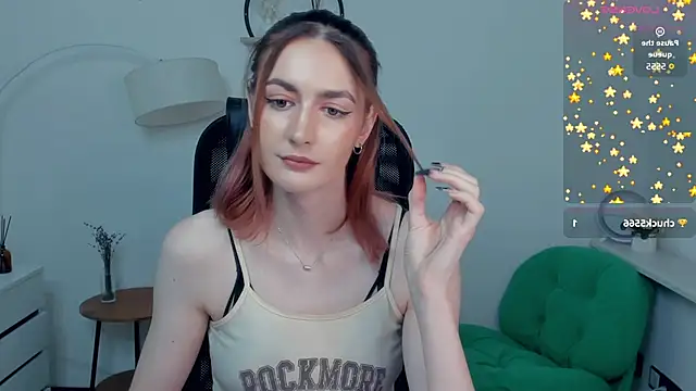 Snapshot of EasterBlink chatting on December 4, 2025, 10:35 am EasterBlink online show from December 4, 2025, 10:35 am