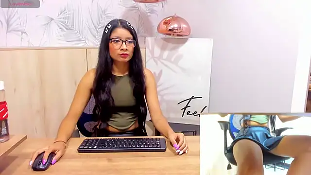 MelanyWayne  online show from November 13, 2025, 7:13 pm