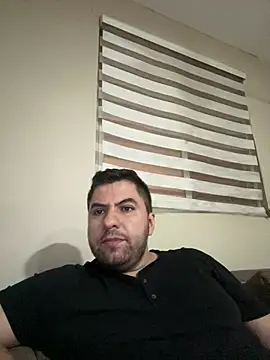 raulgzz4 online show from March 29, 2026, 5:51 am