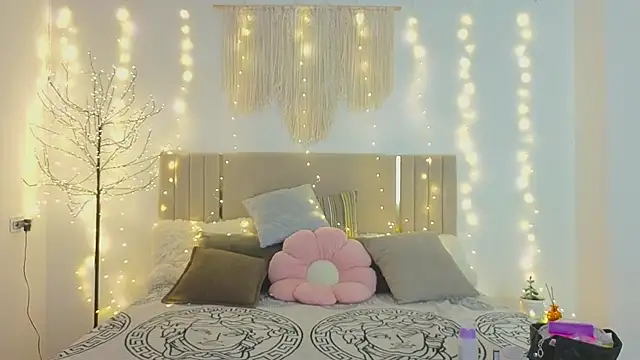 Snapshot of Little_mia__ chatting on December 17, 2025, 10:38 pm Little mia online show from December 17, 2025, 10:38 pm