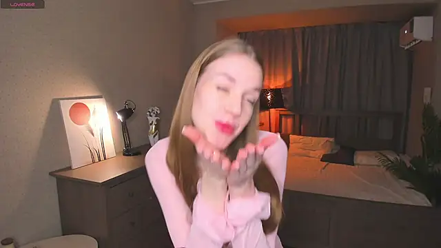 Snapshot of OdellaFrake chatting on December 5, 2025, 7:43 pm OdellaFrake online show from December 5, 2025, 7:43 pm