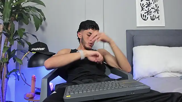 Tylerffoxx online show from June 30, 2026, 10:33 pm
