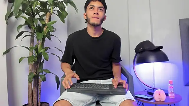 Tylerffoxx online show from July 18, 2026, 12:26 am