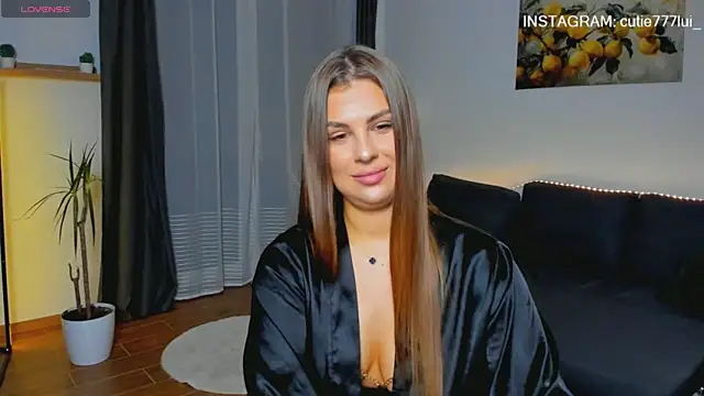 Snapshot of Cutie_Lui chatting on November 10, 2025, 10:36 am Cutie Lui online show from November 10, 2025, 10:36 am