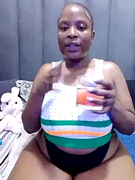 MrsMxx25 online show from October 26, 2025, 7:42 pm