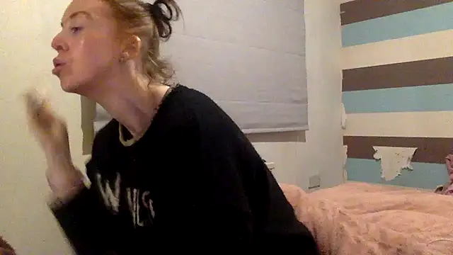 Snapshot of Bellababexox chatting on May 27, 2026, 1:57 am Bellababexox online show from May 27, 2026, 1:57 am