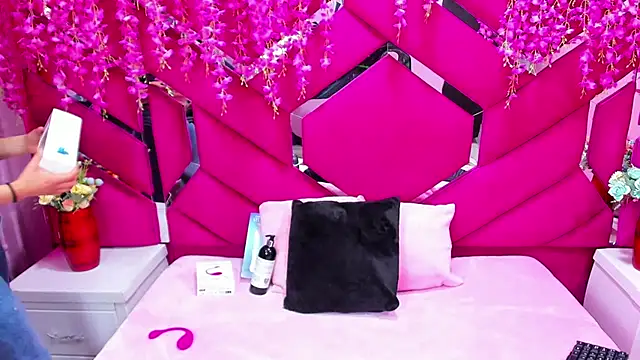 Nanis James online show from December 14, 2025, 4:07 am