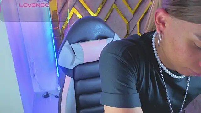 Snapshot of Dom_venena chatting on December 14, 2025, 6:56 pm Dom venena online show from December 14, 2025, 6:56 pm