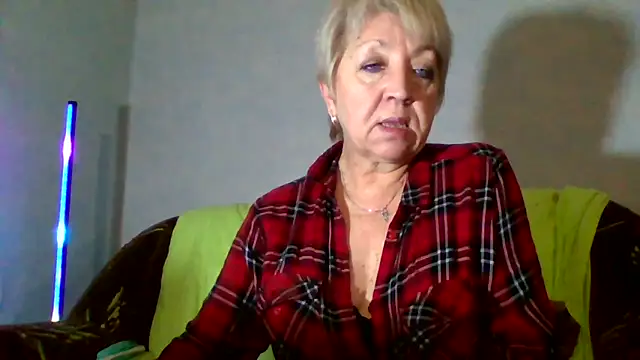 Snapshot of DianaQDream chatting on February 26, 2026, 3:33 pm DianaQDream online show from February 26, 2026, 3:33 pm