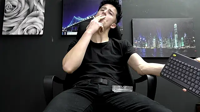 Snapshot of SirReed chatting on December 18, 2025, 9:59 am SirReed online show from December 18, 2025, 9:59 am