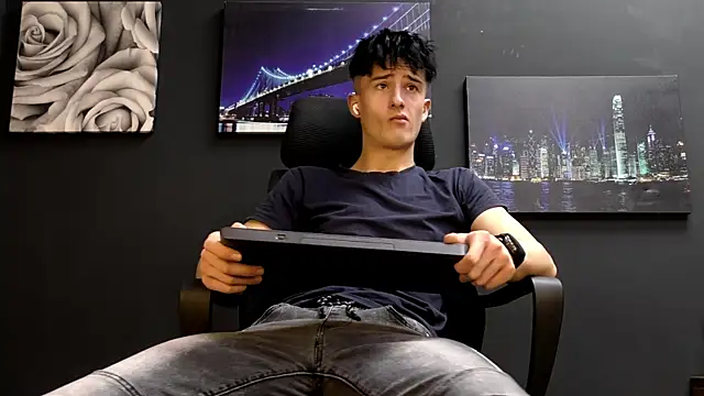 Snapshot of SirReed chatting on December 20, 2025, 10:00 am SirReed online show from December 20, 2025, 10:00 am