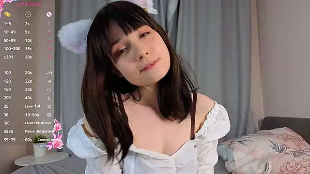 Honeey Beee online show from October 22, 2025, 4:07 pm