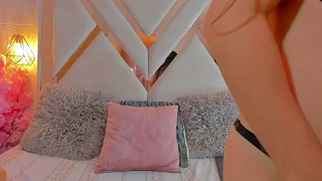 anni honeyriveras online show from April 5, 2026, 9:01 pm