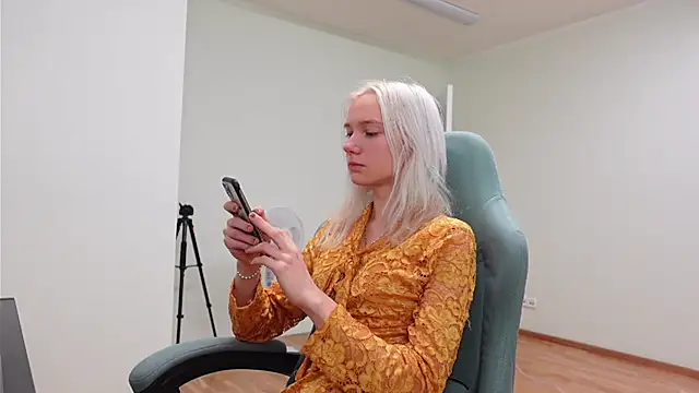 Laura Chaplin online show from November 23, 2025, 6:46 am