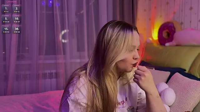 Estella Elwood online show from April 27, 2026, 5:22 pm